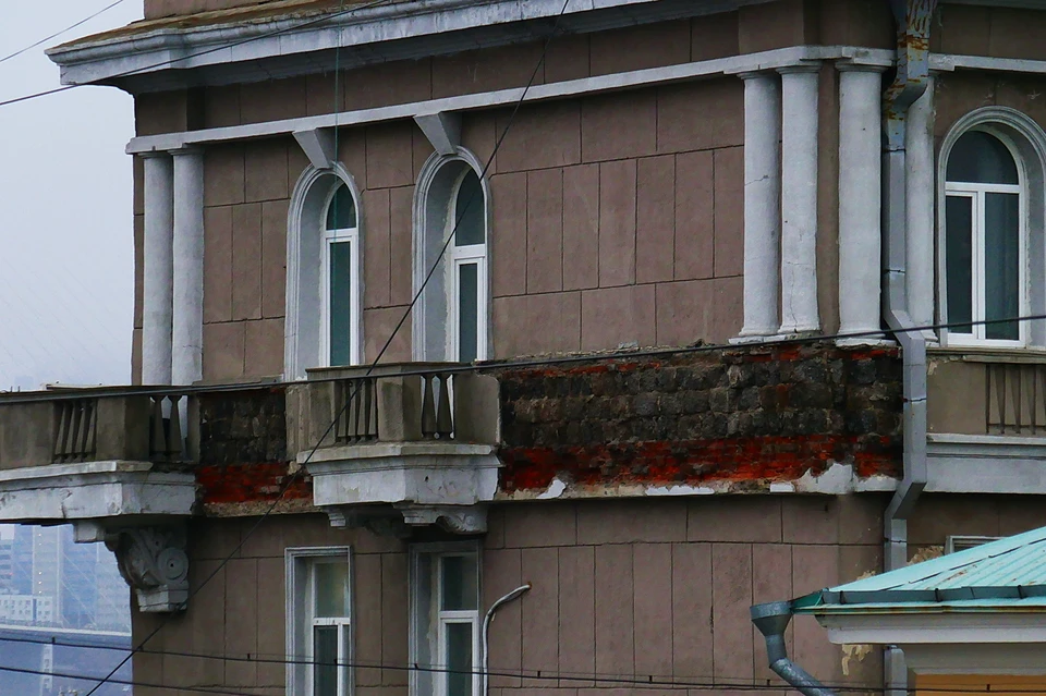 От здания "Серая лошадь" во Владивостоке отвалилась часть межэтажного карниза. Фото: Роман Самоваров