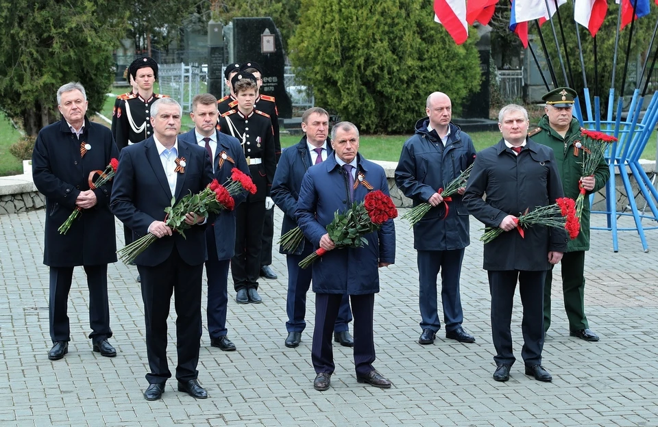 Торжественное возложение цветов в честь освобождения Симферополя от немецко-фашистских захватчиков. Фото: пресс-служба главы РК
