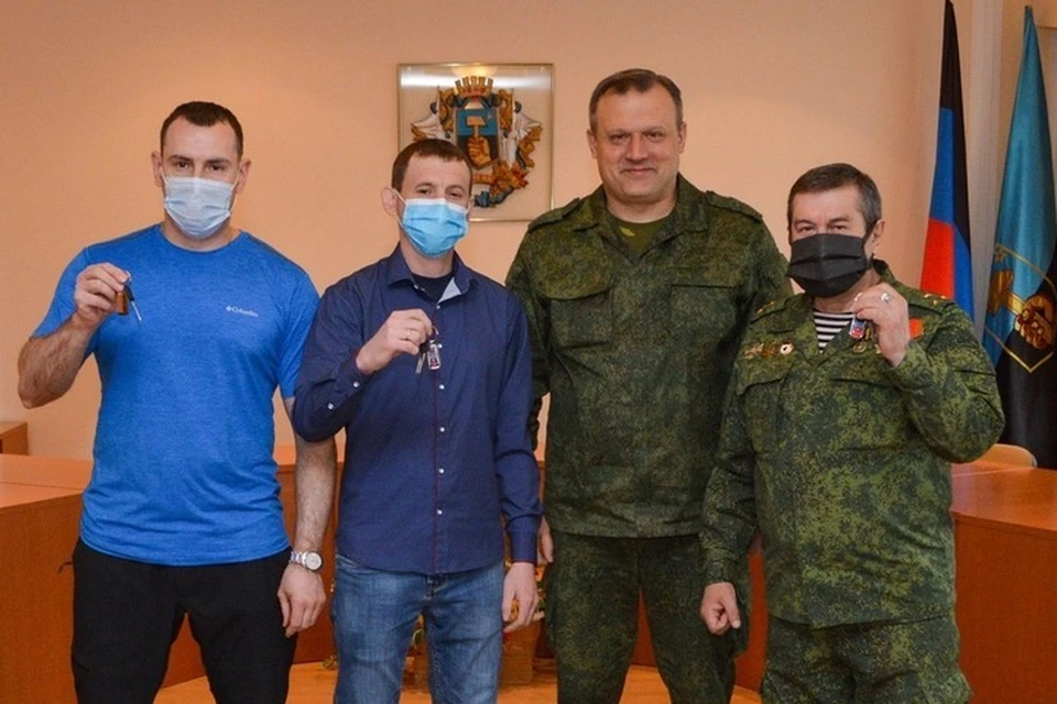 Мэр Донецка Алексей Кулемзин вручил ключи от квартир. Фото: Администрация г.Донецка