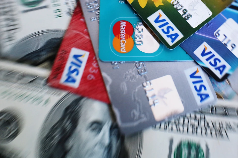 В России выпущено почти 300 миллионов банковских карт, три четверти - это Visa или Mastercard. Фото: ТАСС/ Евгений Курсков