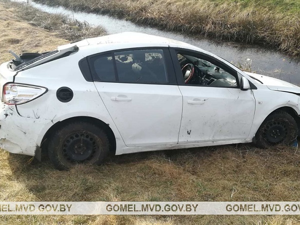 Машину достали уже с мертвым водителем: появились фото Chevrolet утонувшего  в мелиоративном канале - KP.RU