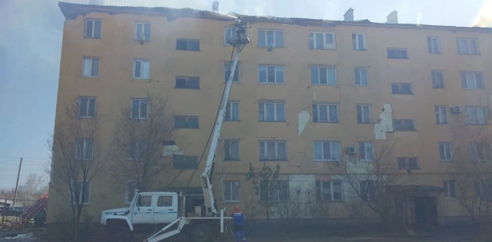 Пожар в Озинках пока не удалось локализовать