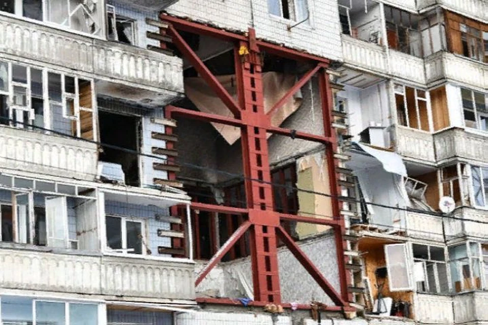 Дом на улице Батова в Ярославле укрепили, чтобы люди могли забрать свои вещи