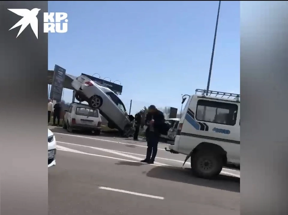Три автомобиля столкнулись на выезде из Международного аэропорта Сочи, на улице Костромской