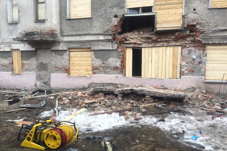 В заброшенном здании под Новосибирском рухнул балкон. Фото: Аварийно-спасательная служба НСО.