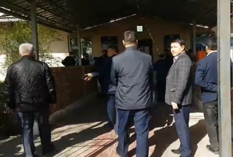 На переговоры с протестующими приехали представители власти.