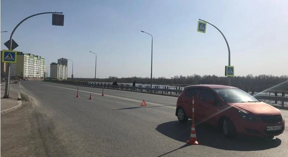 В Тюмени проехавший по стопам девочки водитель пообещал купить ей новые кроссовки.