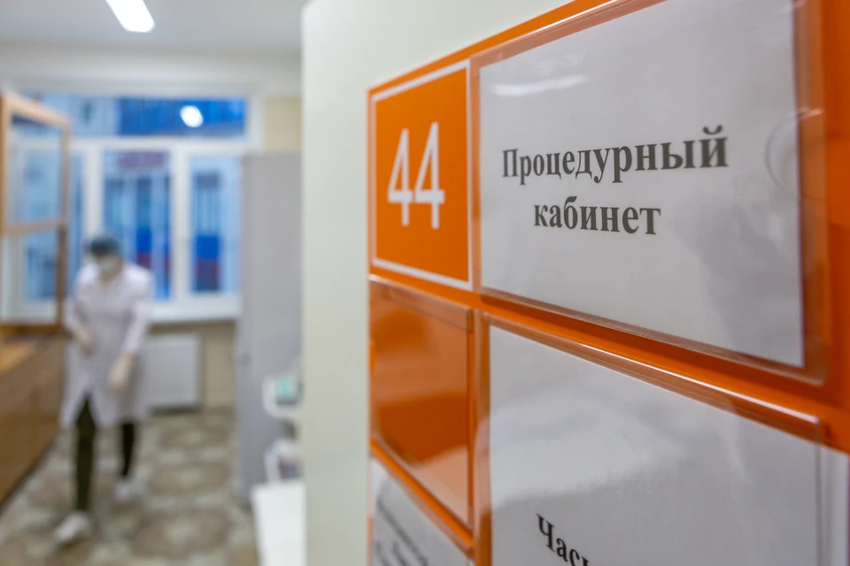 За все время с начала масштабной вакцинации в Петербурге на фоне прививки от коронавируса умерло три человека.
