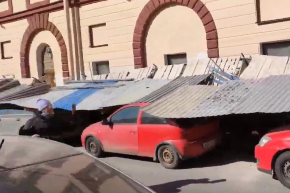 Прокуратура заинтересовалась падением строительного забора на десяток авто на набережной канала Грибоедова. Фото: vk.com/spb_today