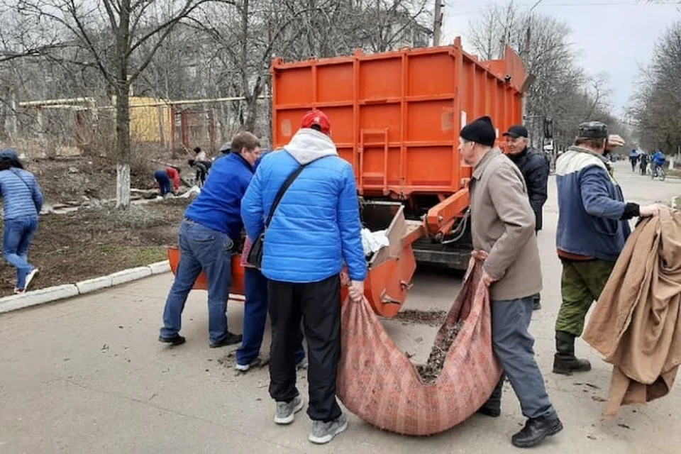 На первом субботнике жители очистили от мусора более 5 миллионов квадратных метров придомовых территорий. Фото: minstroy-dnr.ru