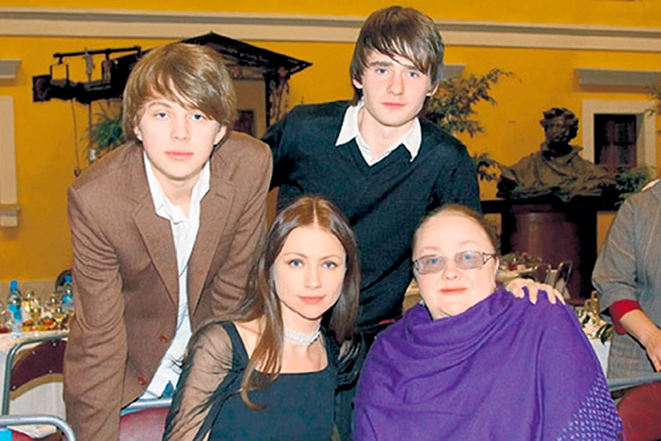 Мария Миронова с мамой Екатериной Градовой сыном Андреем и приемным братом Алексеем (справа).