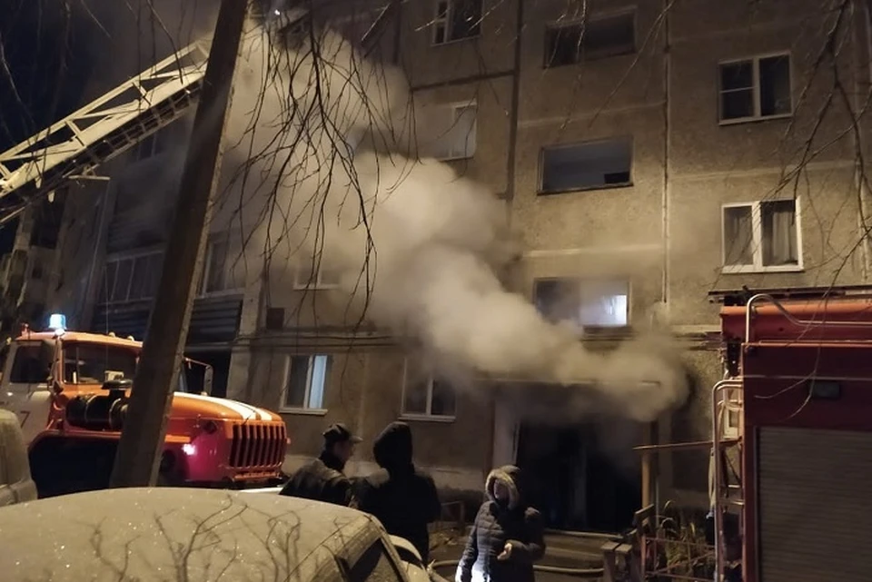 Из жилого дома эвакуировали 30 человек. Фото: пресс-служба ГУ МЧС по Свердловской области