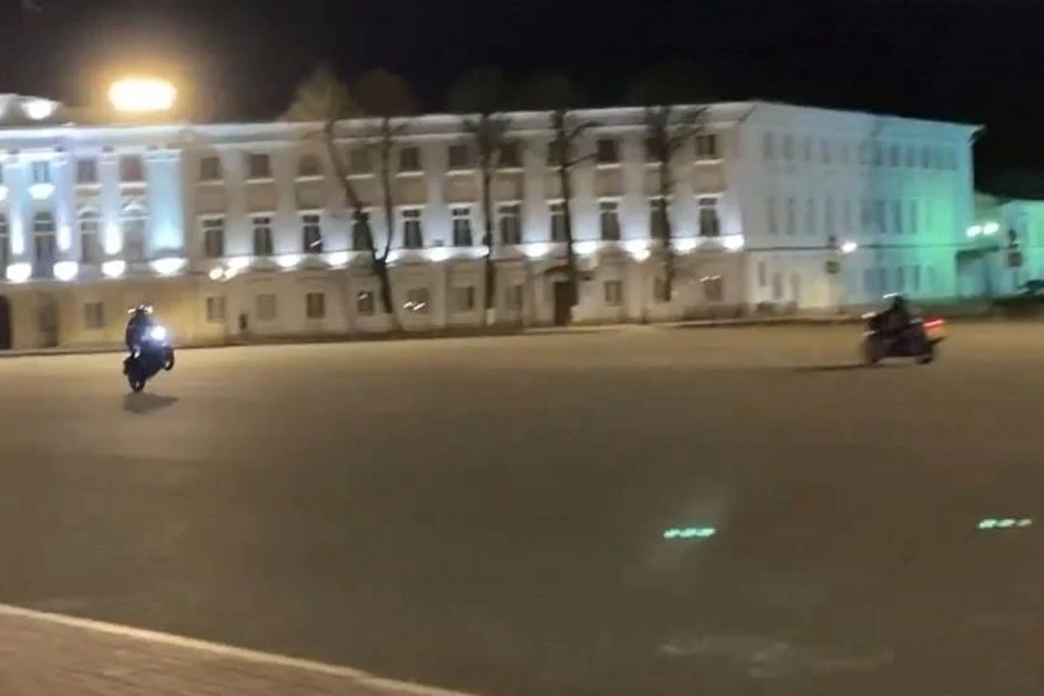 В Ярославле двое мотоциклистов устроили гонки на Советской площади. Фото: "Подслушано у водителей"