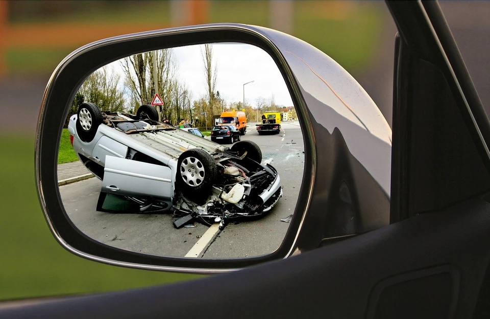 Основные причины аварий на дорогах — низкая транспортная дисциплина водителей, превышение скорости и выезд на встречную полосу.