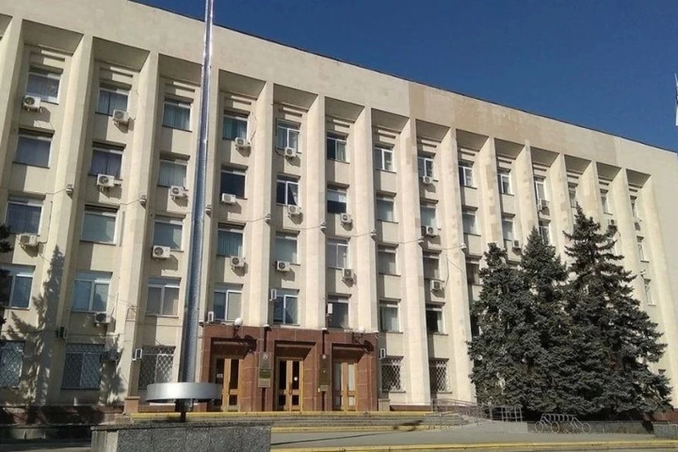 Захаров в 2017 году приехал в Крым из Санкт-Петербурга.