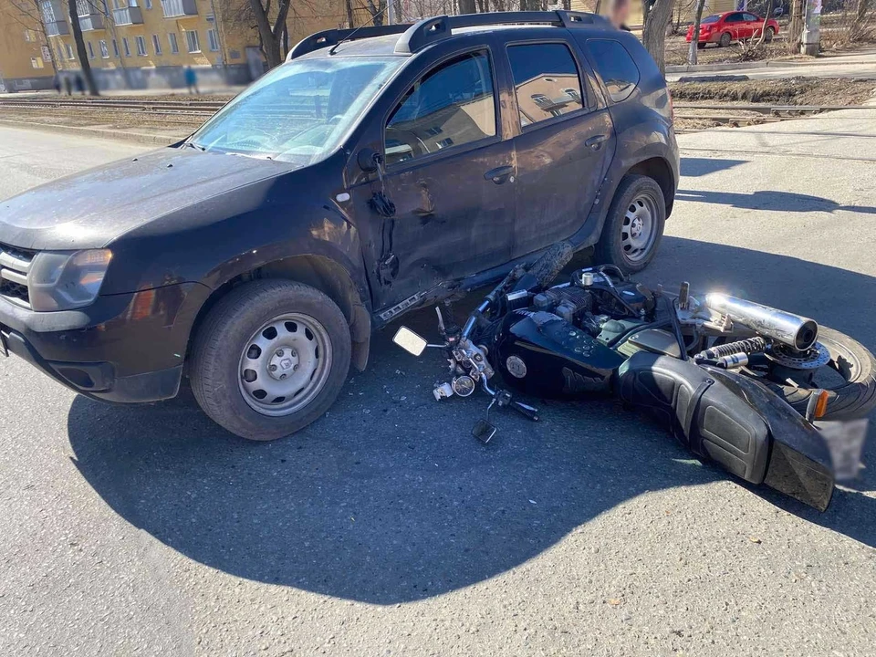 39-летний мужчина на мотоцикле оказался под колесами автомобиля в Ижевске