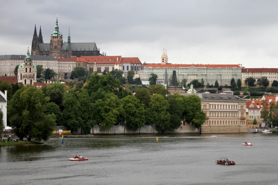 Прага требует от Москвы возвращения в посольство 20 дипломатов.
