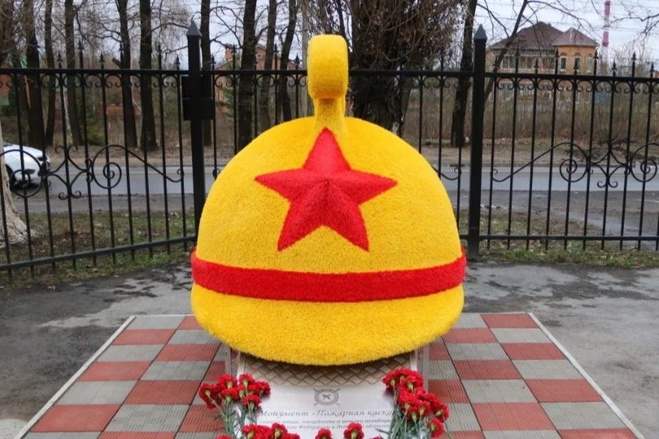 Памятник пожарной каске 19 века в Липецке