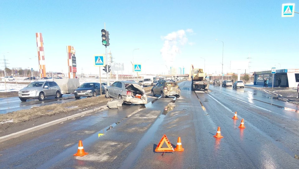 В Сургуте из-за невнимательности водителя автокрана произошло ДТП Фото: ГИБДД РФ