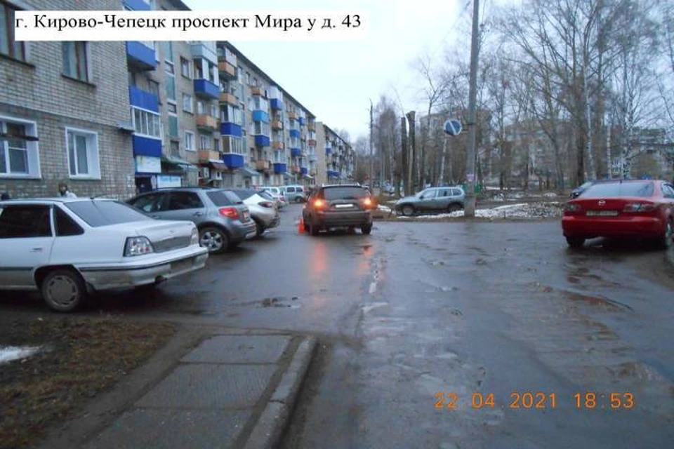 В Кирово-Чепецке водитель японского внедорожника наехал на 12-летнего мальчика прямо во дворе жилого дома. Фото: vk.com/gibdd43