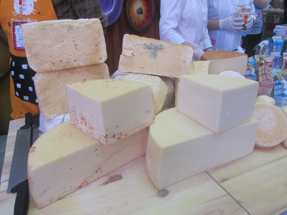 Консистенция хорошего продукта должна быть эластичной, в меру упругой, а «глазки»— неравномерными и угловатыми по всей массе