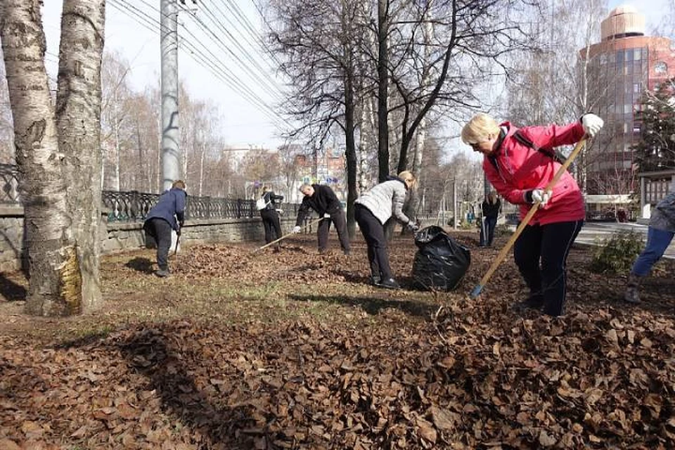 В Кирове, 24 апреля, на общегородской субботник вышли мэр города и депутаты Гордумы. Фото: duma.mo-kirov.ru