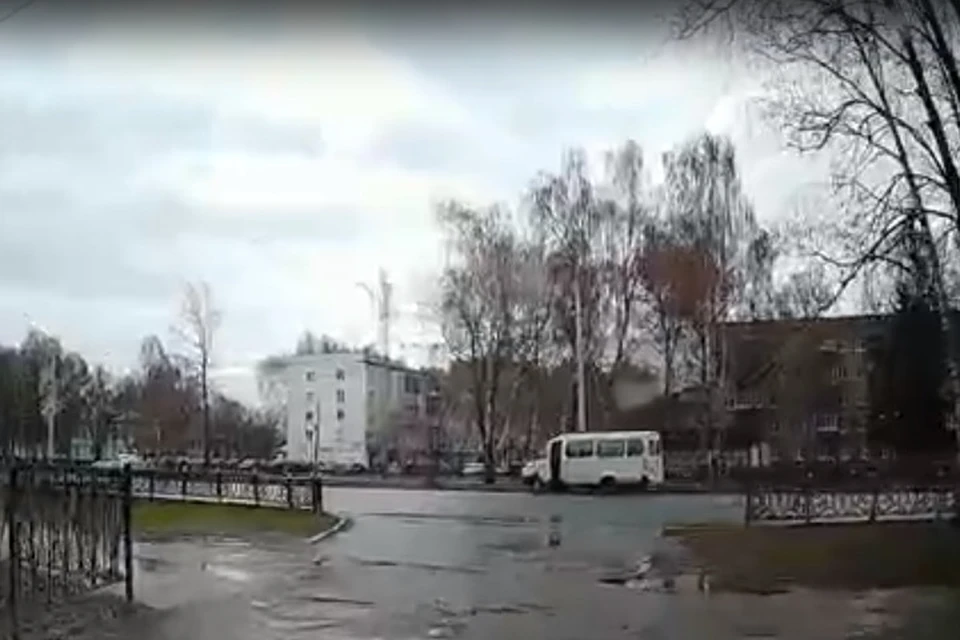 Пострадавшего водителя увезли в больницу. Фото: скрин видео