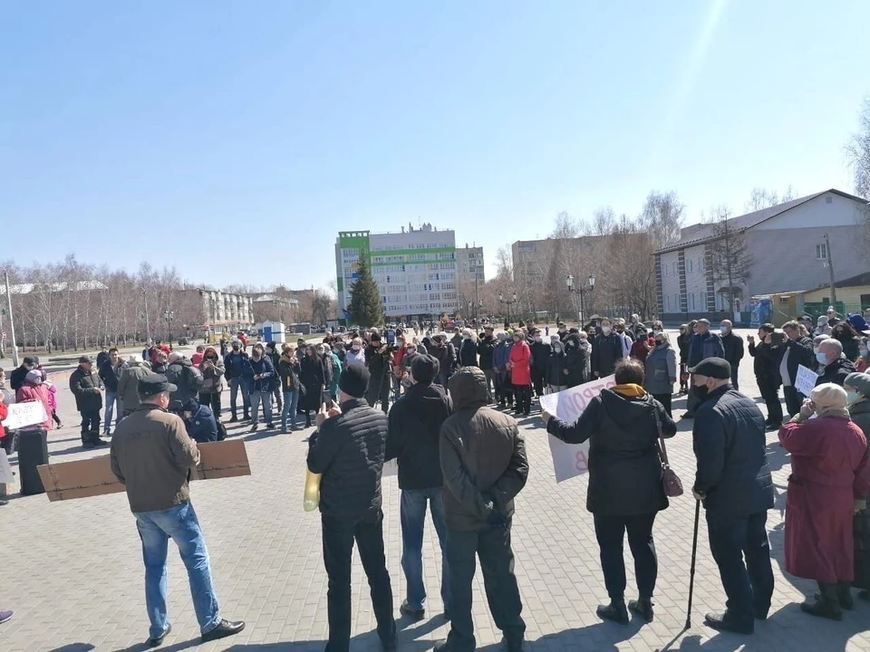 Собралось несколько сотен человек. Фото: телеграм-канал "Алтайские крайности"