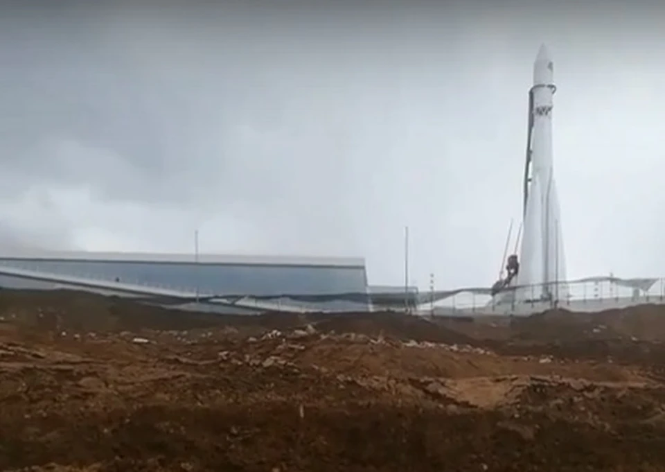 Склон вновь рушится.