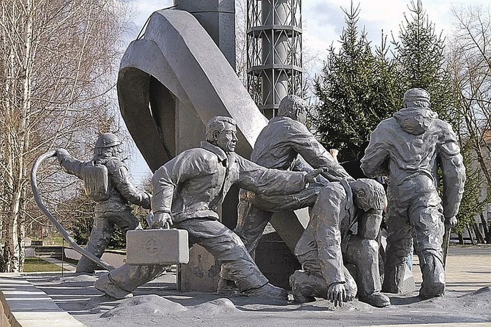 Памятник героям-пожарным в Чернобыле. Фото: Григорий ВАСИЛЕНКО/РИА Новости