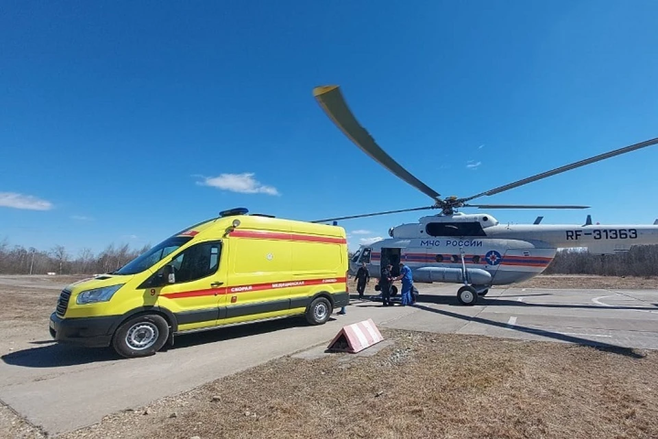 Пациентку из ЕАО экстренно привезли на вертолете в Хабаровск
