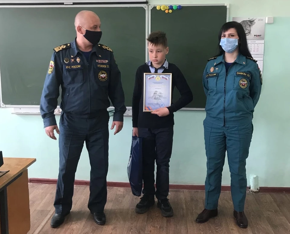 МЧС наградило смоленского школьника, спасшего тонущего ребенка. Фото: ГУ МЧС России по Смоленской области.