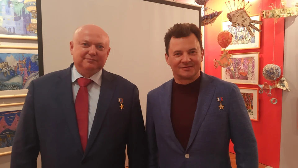 Все присутствующие на встрече могли сфотографироваться с двумя Героями и пожать их мужественные руки.
