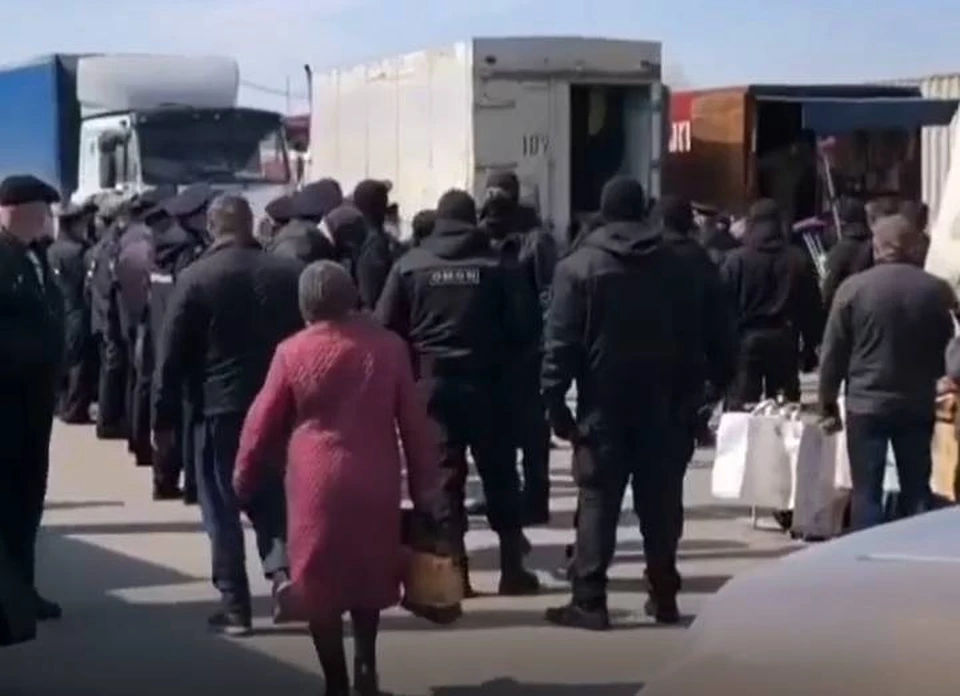 На рынке весь день работают силовики. Фото: читатель "КП-Ростов-на-Дону"