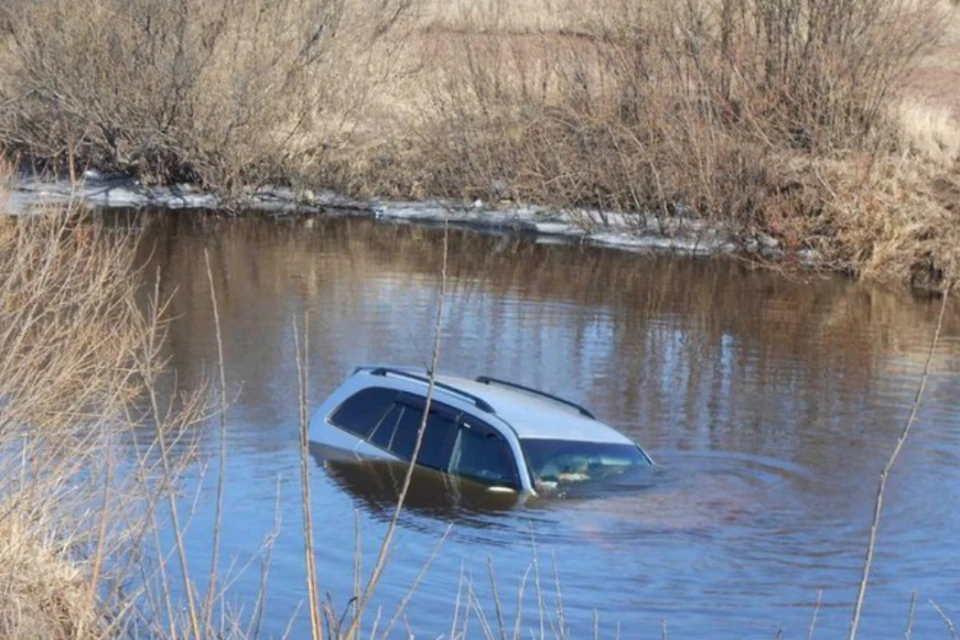 Водитель Toyota RAV-4 погиб, съехав в реку в Братском районе