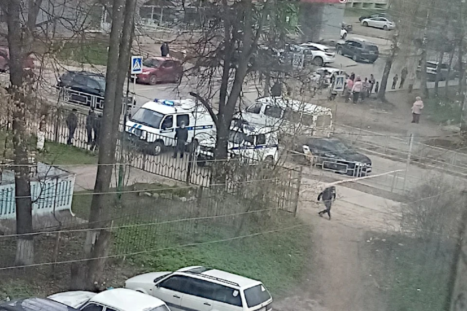 В Твери полицейские перекрыли двор дома № 24 на улице Веселова в Заволжском районе. Фото: группа в ВК/ТИА Новости Твери и Тверской области.