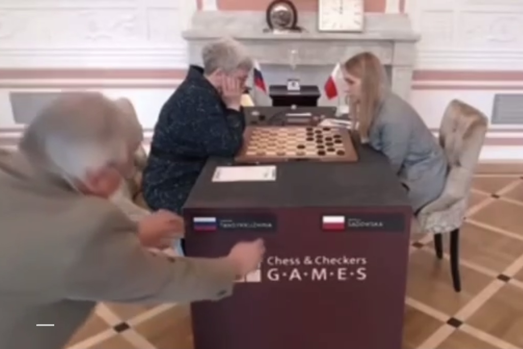 Российский флаг сняли со стола во время финала чемпионата мира по шашкам