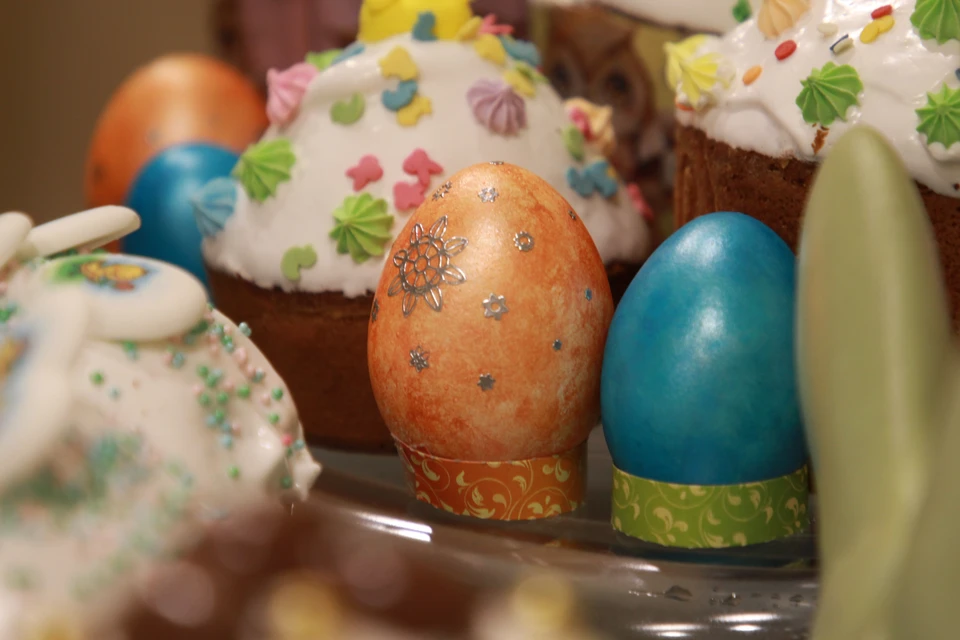 Традиционно верующие в этот день красят яйца, готовят пасхи и куличи.