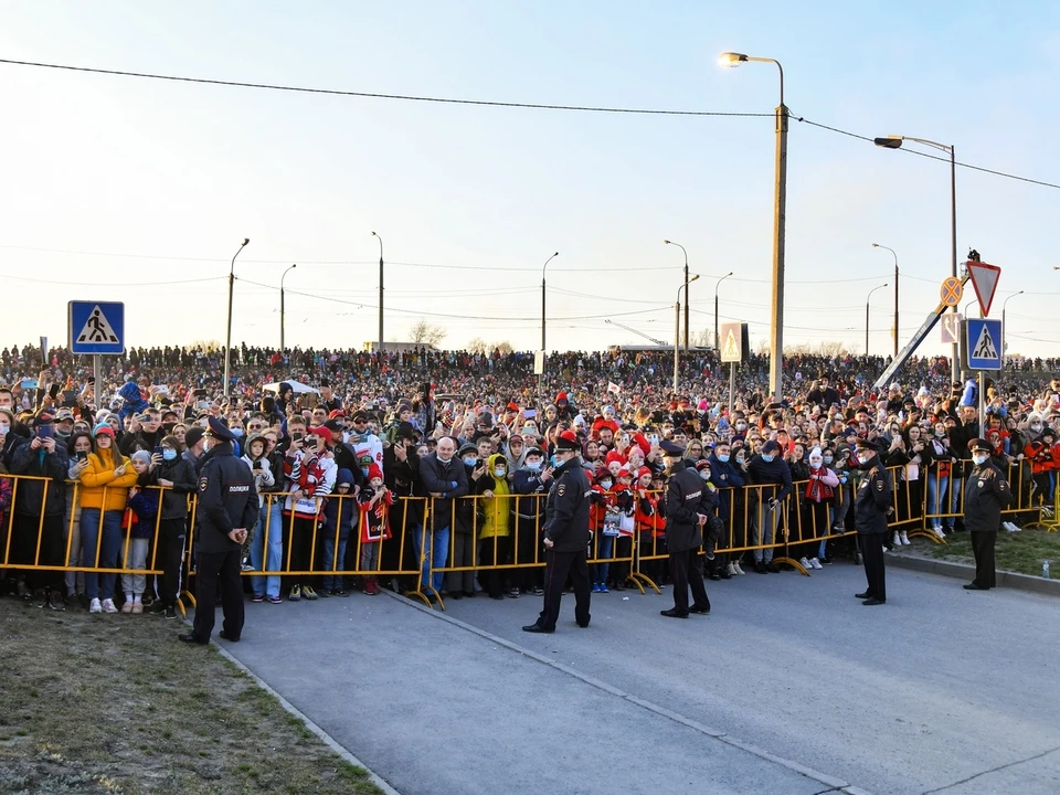 На вечеринку в честь Кубка Гагарина пришло около 10 тысяч омичей. ФОТО: hawk.ru