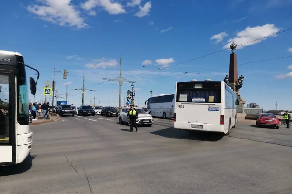 Троицкий мост встал в жесткую пробку 30 апреля из-за военной техники