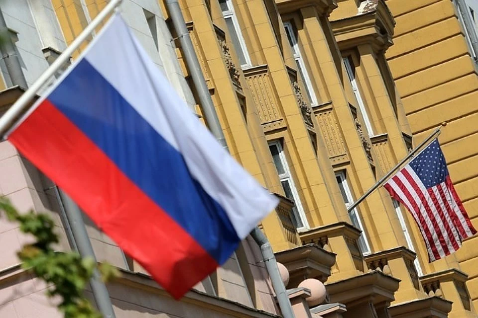 Кремль оценил решение посольства США не выдавать визы россиянам. Фото: Антон Новодережкин. ТАСС