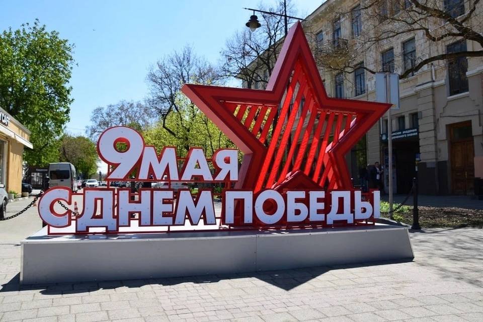 В Симферополе сотрудники муниципального бюджетного учреждения «Горсвет» приступили к установке праздничных инсталляций. Фото: пресс-служба Администрации города Симферополя.