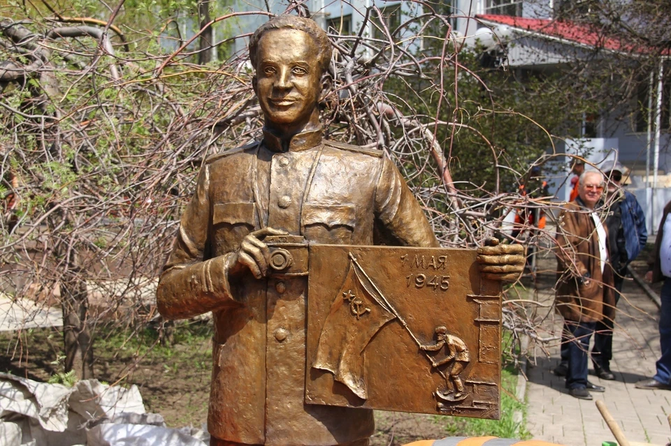 В Донецке установили бронзовый памятник советскому фотокорреспонденту Евгению Халдею