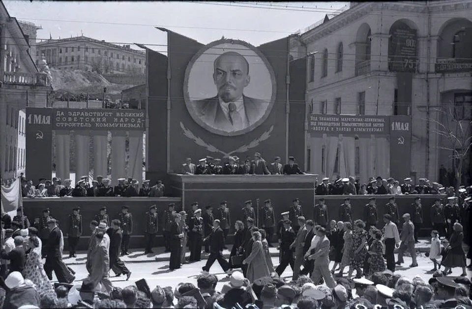 Севастополь в 1955 году встречал День солидарности трудящихся возле Синопской лестницы