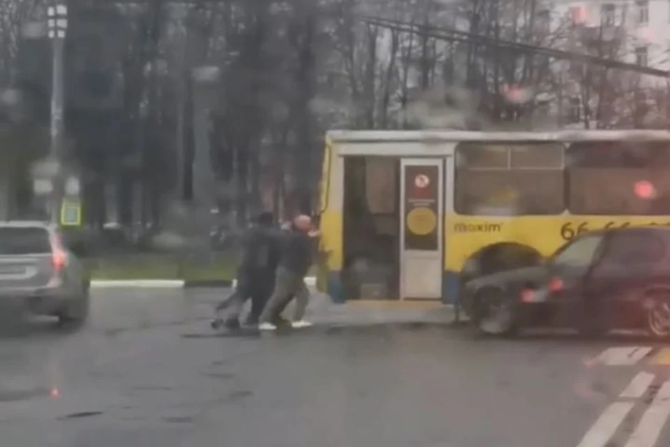 В центре Ярославля пассажиры толкали троллейбус. ФОТО: скрин из видео "Жесть Ярославль" ВКонтакте