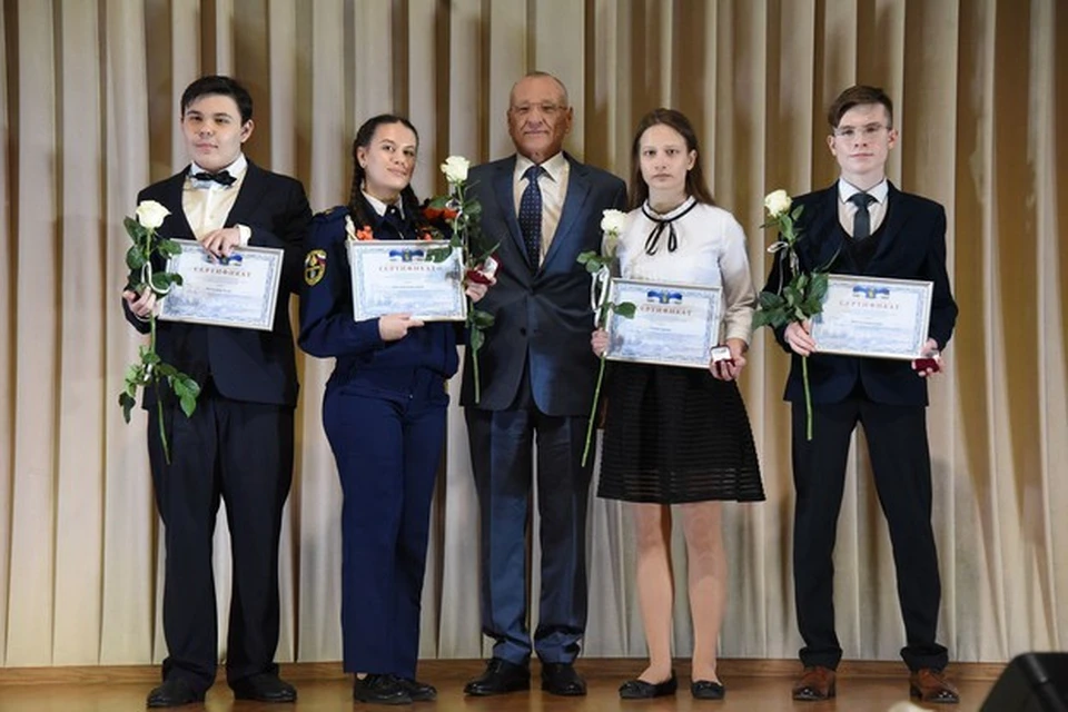 60 учащихся получат премию в размере 20 тысяч рублей каждый.