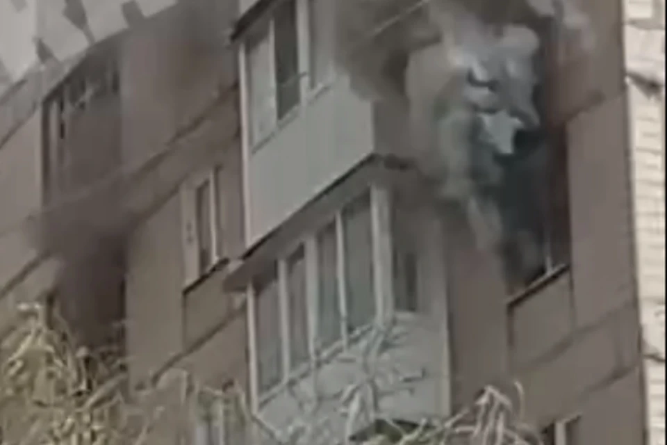 Пожар возник на пятом этаже девятиэтажки. Фото: Скриншот видео ЧП Донецк