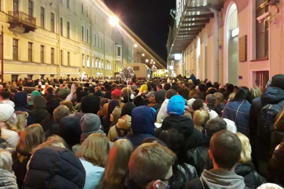 Многотысячная толпа собралась в центре Петербурга.