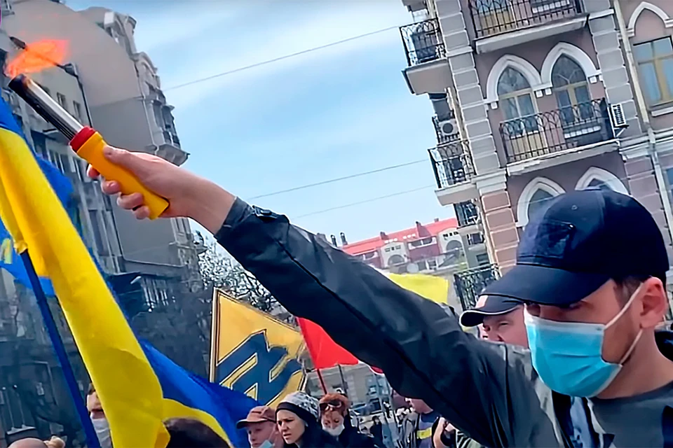 В Одессе украинские националисты устроили марш в честь пожара в Доме профсоюзов 2 мая.