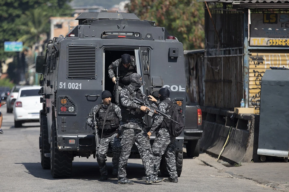 Жаркий четверг выдался в бразильском мегаполисе Рио-де-Жанейро, где правоохранительные органы решили навести порядок и прижать местный криминал.